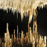Abondantes stalactites du niveau inférieur